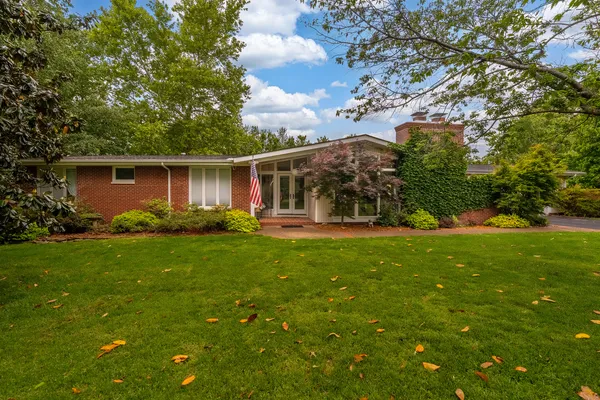 $279,000 | 325 Country Club Lane, Harrisburg, IL 62946