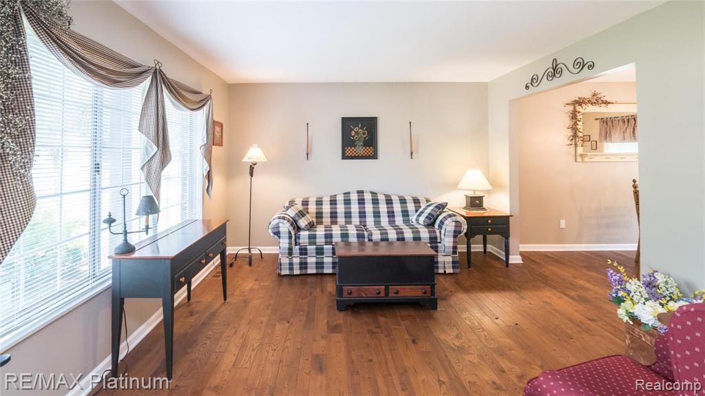 18571 Gill Road Livonia, MI 48152 - Photo 7 of 48