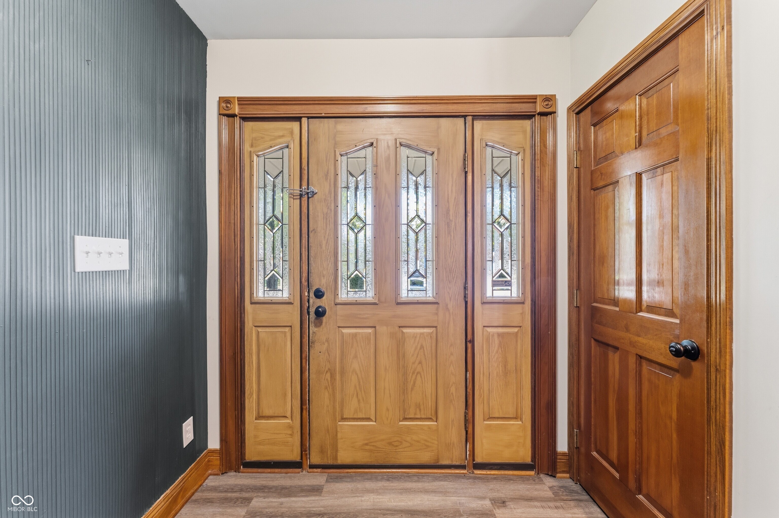 906 Hummingbird Lane Columbus, IN 47203 - Photo 5 of 43