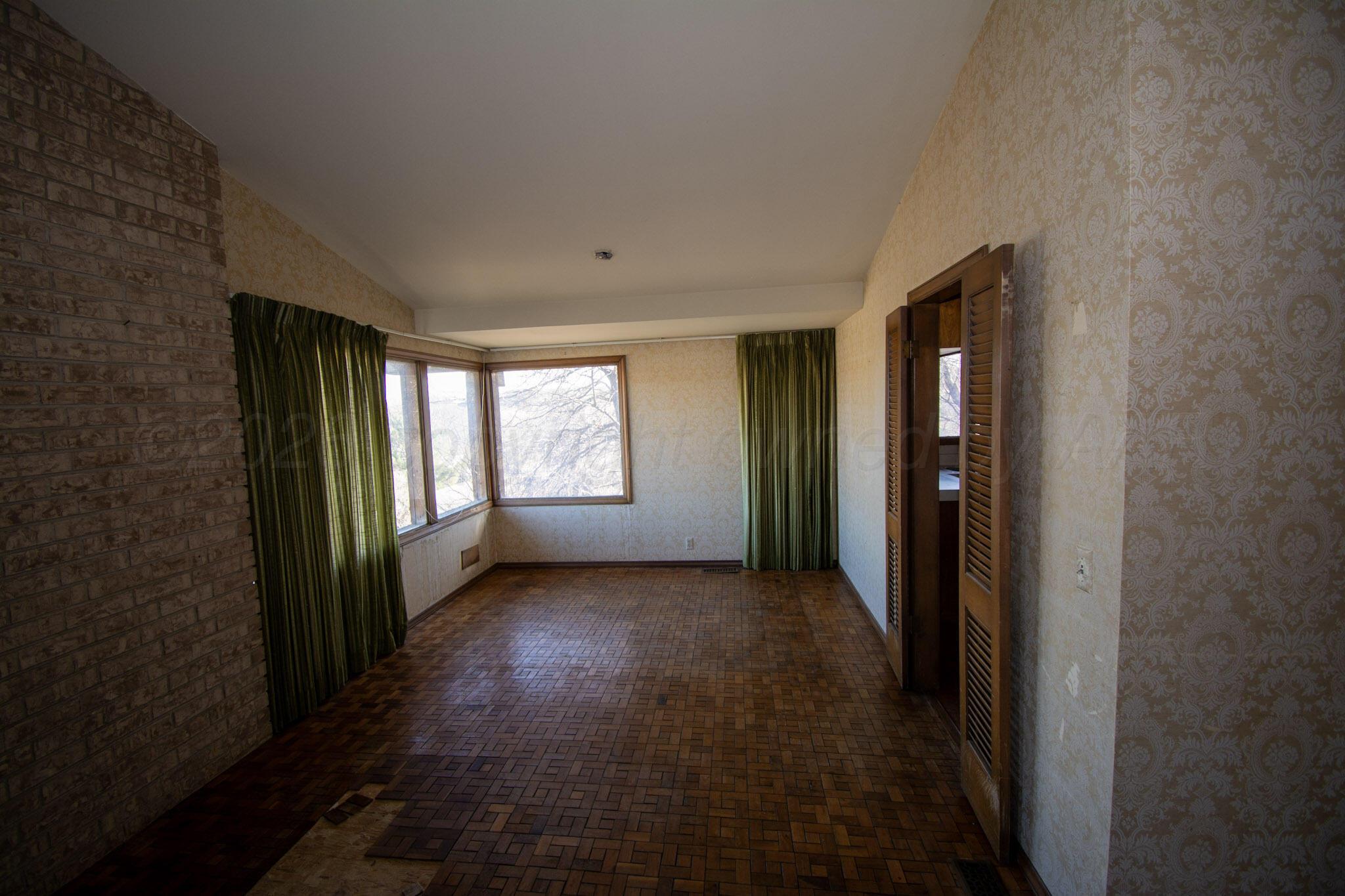 4 Windsor Road Amarillo, TX 79124 - Photo 7 of 41 a view of hallway with windows