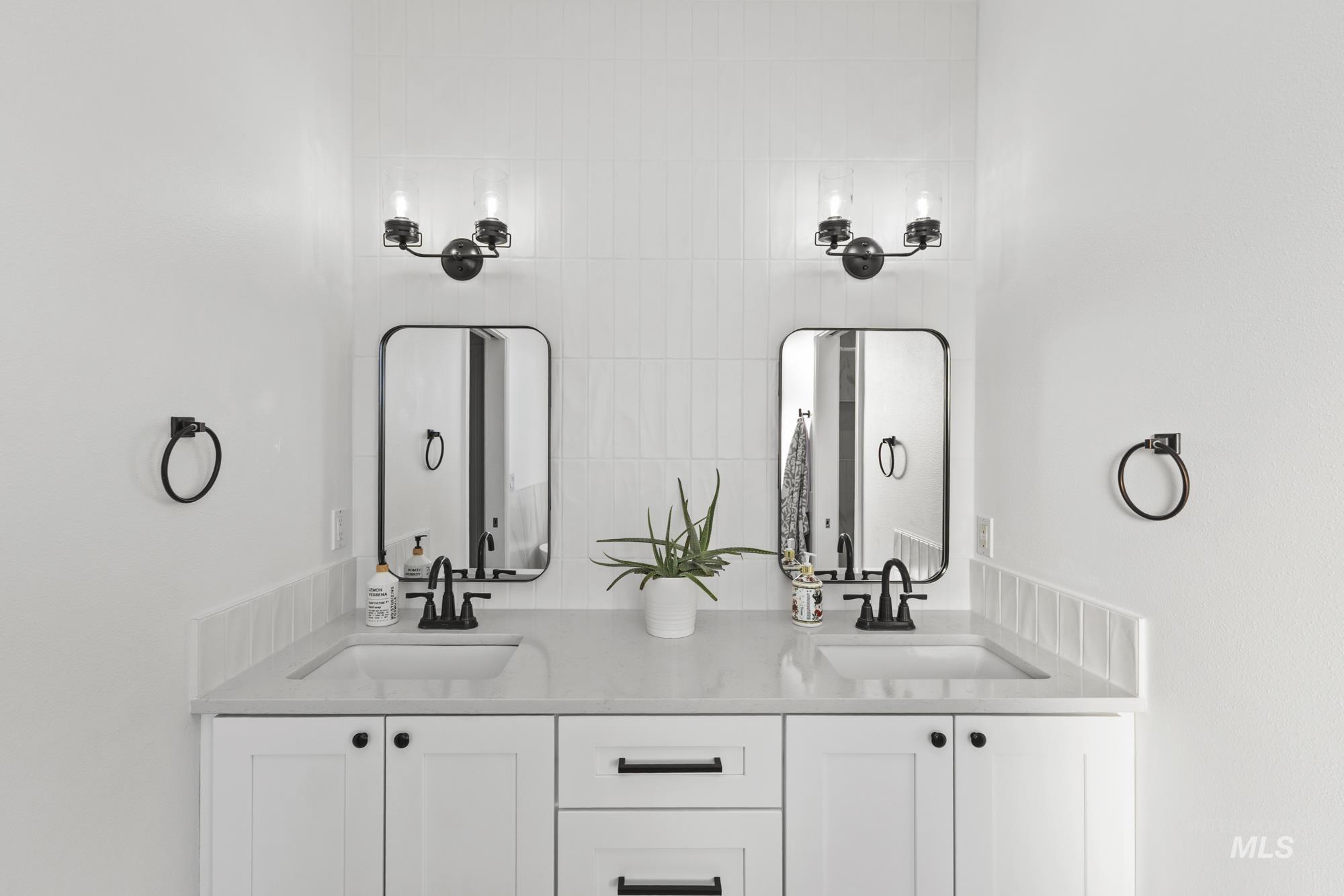 14820 Worden Way Caldwell, ID 83607 - Photo 27 of 44 Bathroom with double vanity