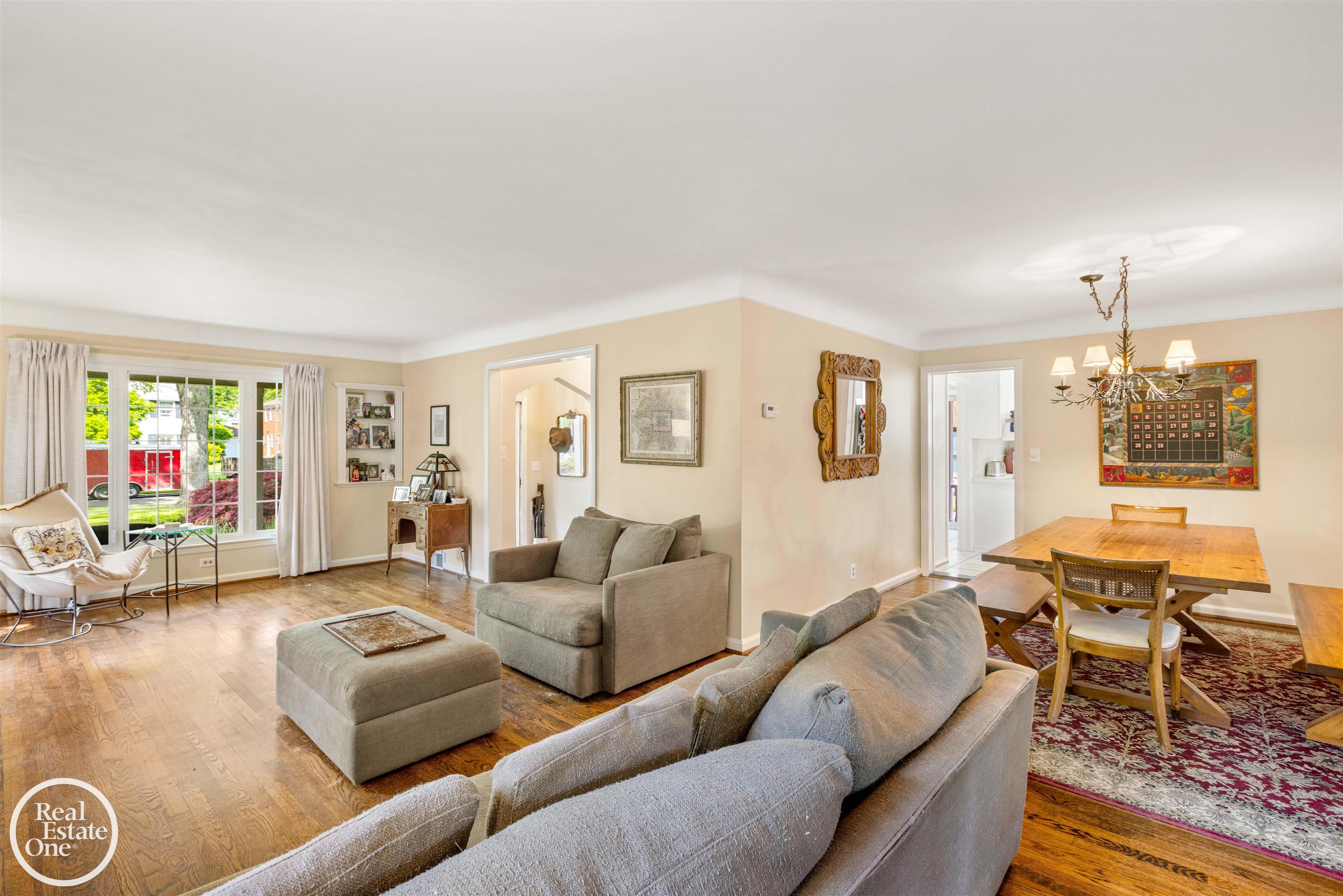 1022 Whittier Road Grosse Pointe, MI 48230 - Photo 10 of 57 50144971-bb009bf9-4f9c-4df4-9bf2-968a6176a2b6.JPG