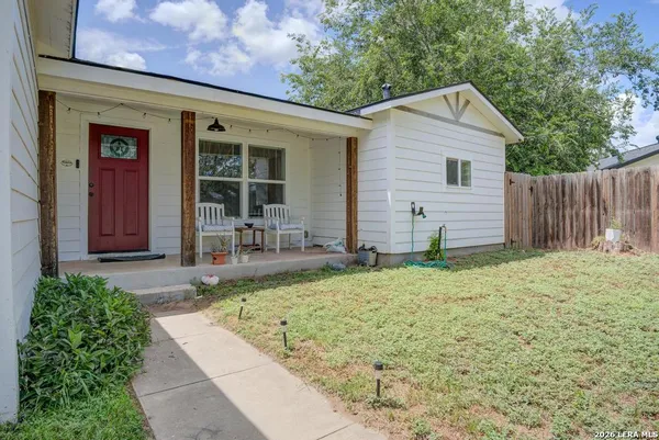 $215,000 | 303 Lee Drive, Devine, TX 78016