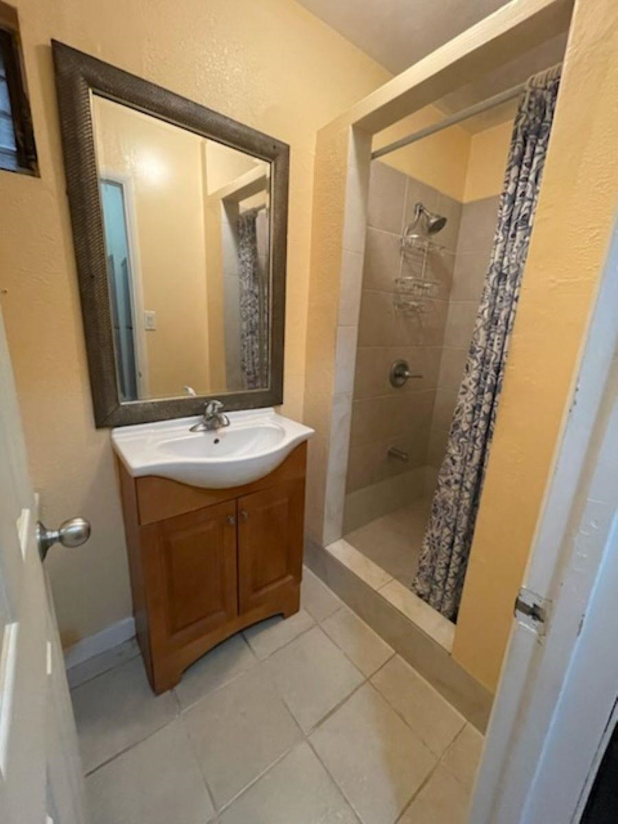 110 Aoloa Loop Kahului, HI 96732 - Photo 41 of 46 a bathroom with a sink a toilet and shower