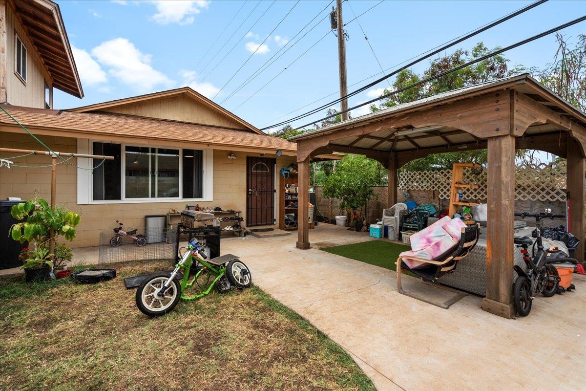 110 Aoloa Loop Kahului, HI 96732 - Photo 6 of 46 a view of an chairs and table in patio in front of a house
