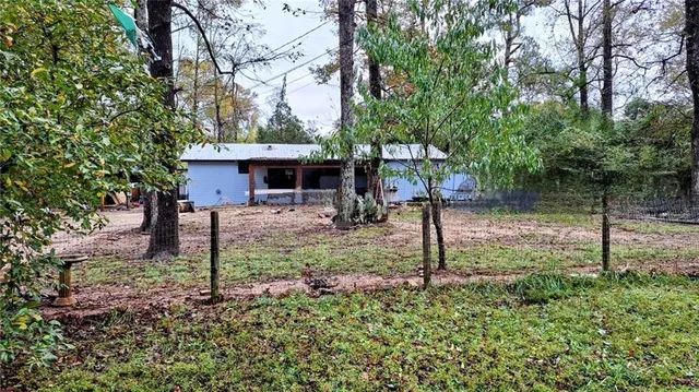 a view of a house with backyard