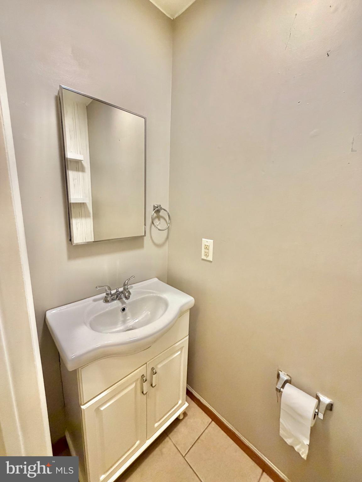 418 Green Street Lancaster, PA 17602 - Photo 13 of 26 a bathroom with a sink and a mirror