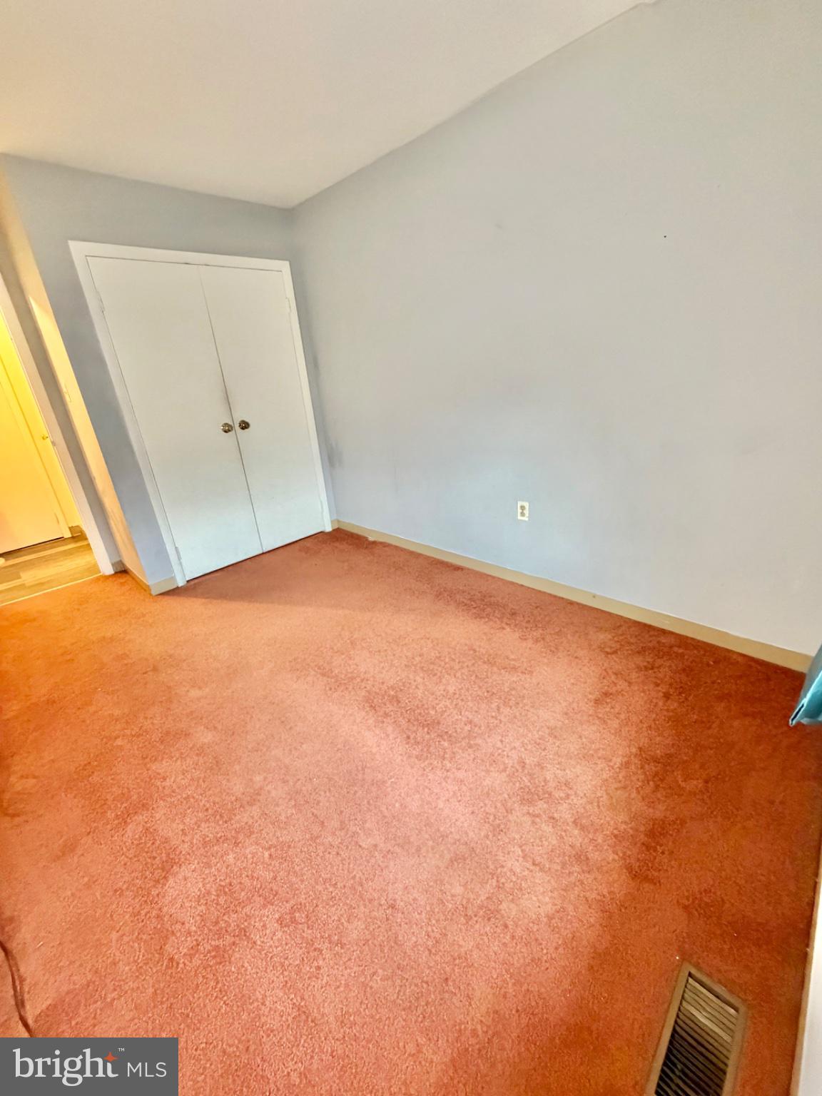 418 Green Street Lancaster, PA 17602 - Photo 15 of 26 an empty room with a window