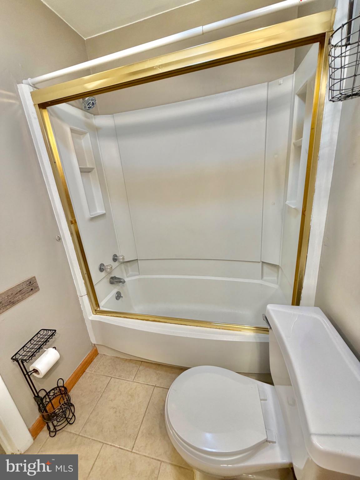 418 Green Street Lancaster, PA 17602 - Photo 17 of 26 a bathroom with a toilet and a shower