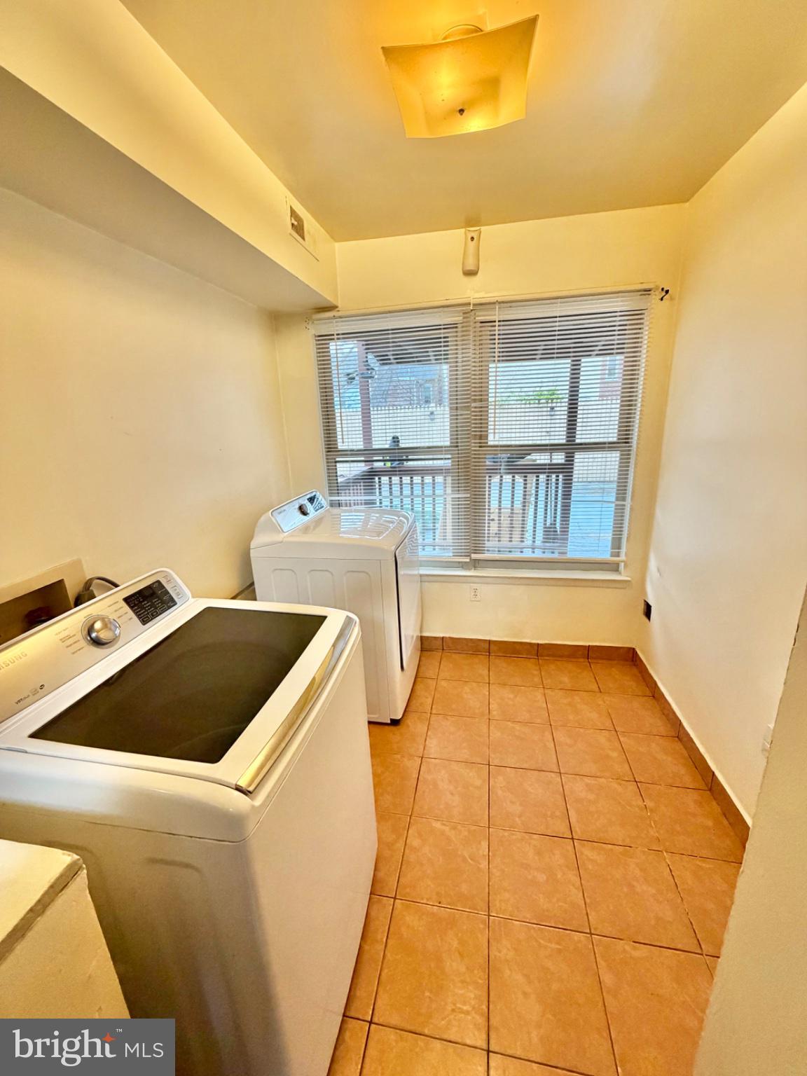 418 Green Street Lancaster, PA 17602 - Photo 9 of 26 a utility room with dryer and washer