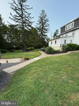 a view of a backyard