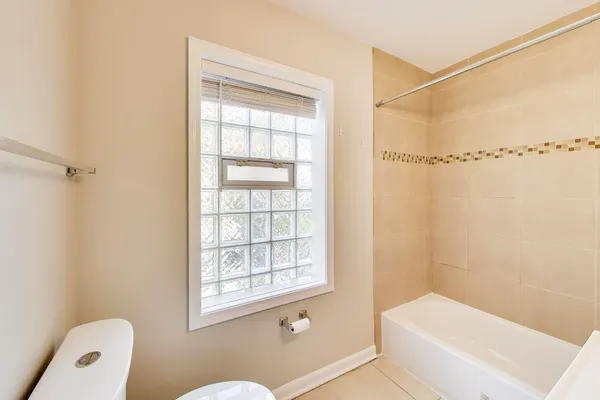 $1,550 | 7415 North Wolcott Avenue, Unit 1E, Chicago, IL 60626