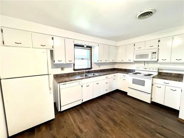 $1,200 | 419 East Fairmont Avenue, New Castle, PA 16105