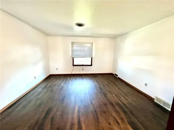 $1,200 | 419 East Fairmont Avenue, New Castle, PA 16105