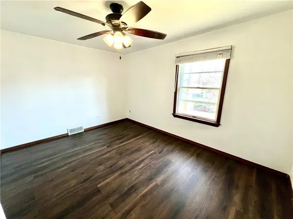 $1,200 | 419 East Fairmont Avenue, New Castle, PA 16105