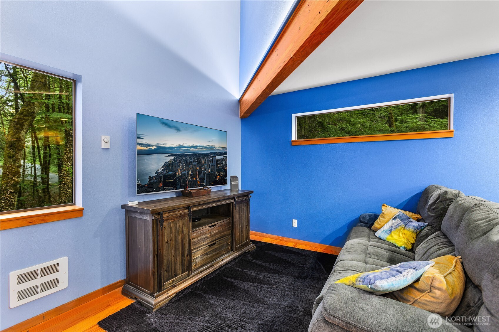 6520 East Mercer Way Mercer Island, WA 98040 - Photo 18 of 36 a living room with furniture