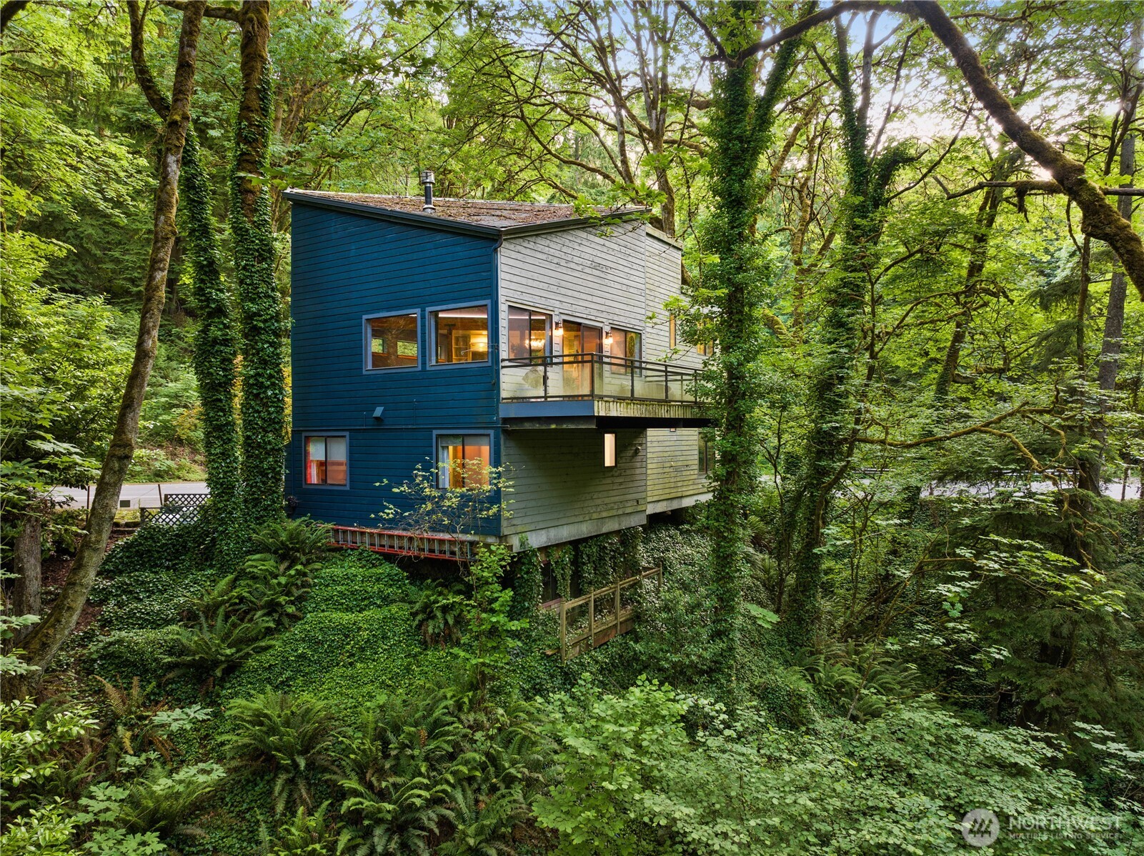 6520 East Mercer Way Mercer Island, WA 98040 - Photo 35 of 36 front view of a house with a small yard