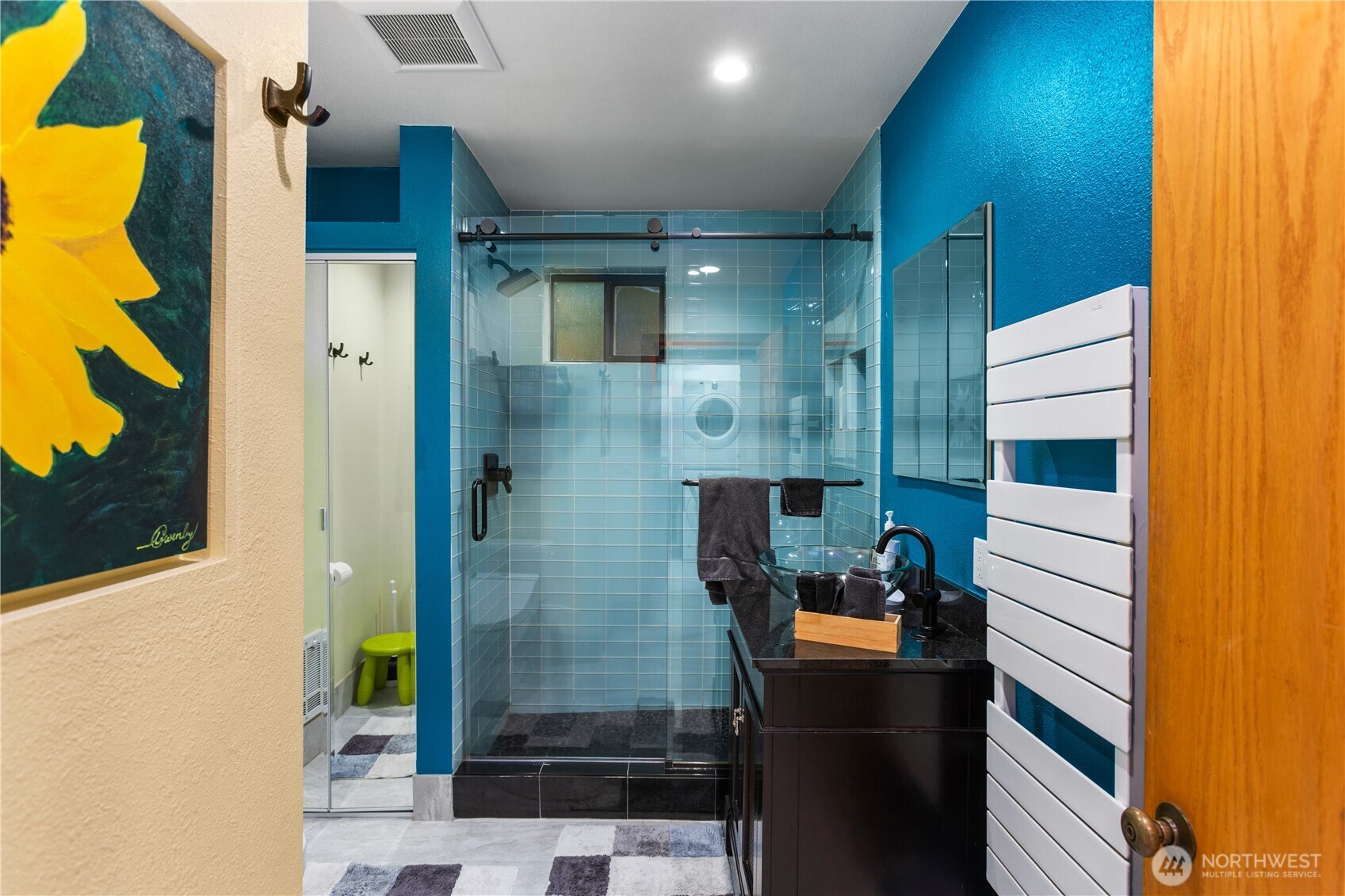 6520 East Mercer Way Mercer Island, WA 98040 - Photo 8 of 36 a bathroom with a shower