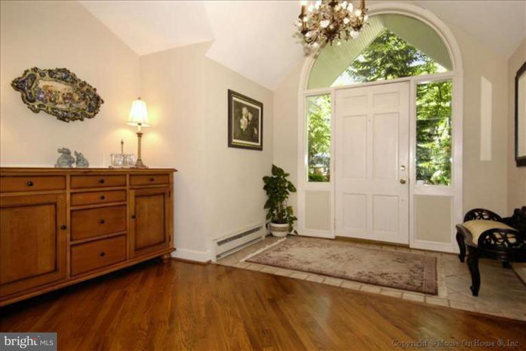 10611 Mantz Road Silver Spring, MD 20903 - Photo 7 of 30 Entrance / Foyer