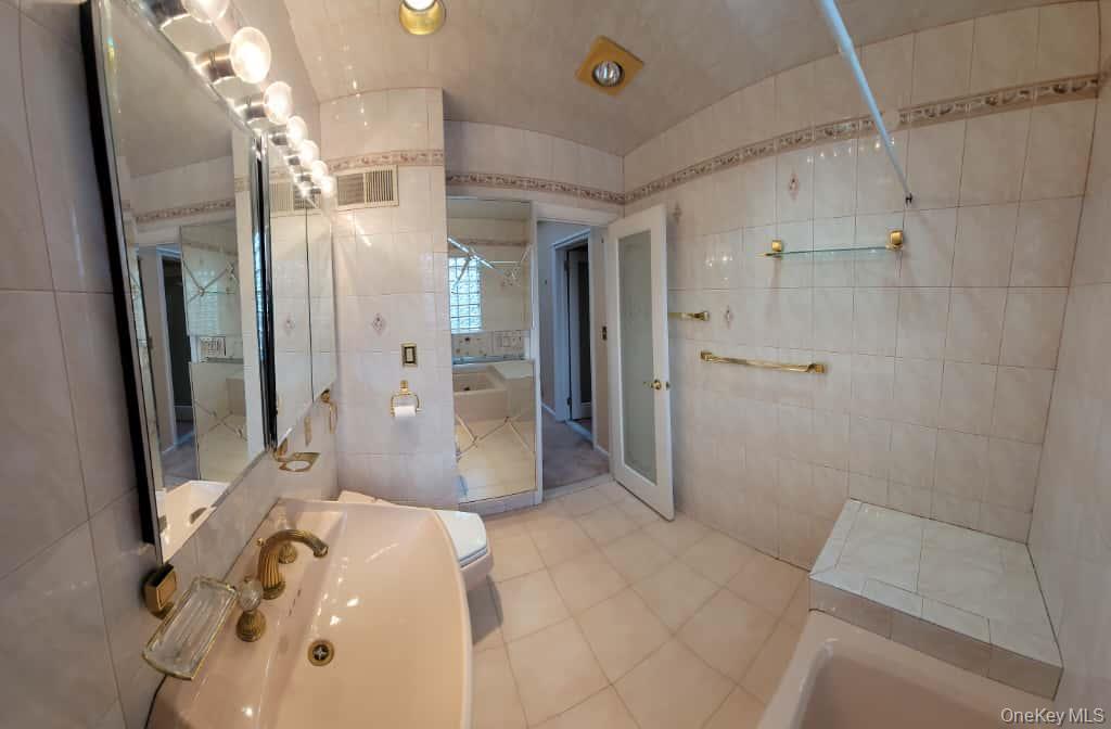 186-20 Troon Road Queens, NY 11432 - Photo 16 of 23