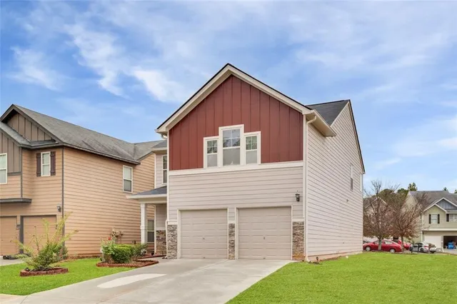 a view of a house with a yard