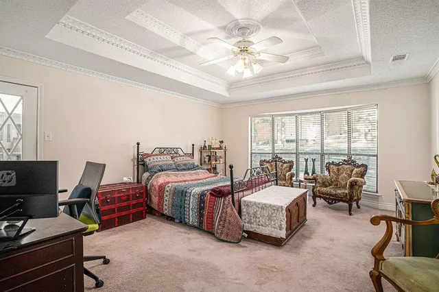 a en suite bathroom with a sink and a mirror