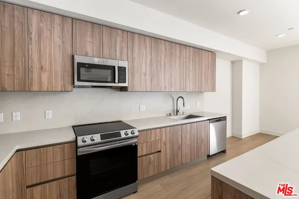 $9,000 | 3651 Regal Place, Unit 504, Los Angeles, CA 90068