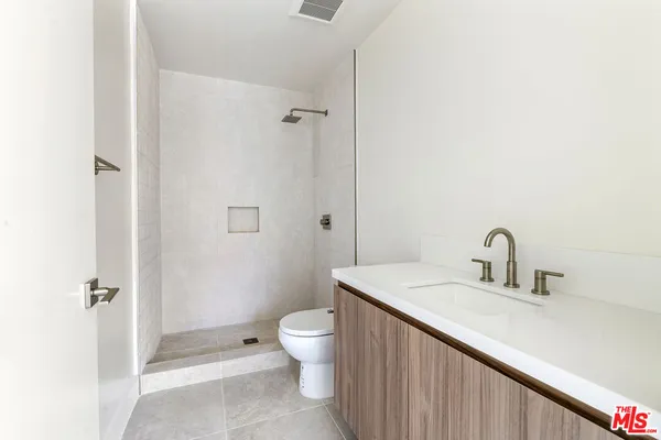 $9,000 | 3651 Regal Place, Unit 504, Los Angeles, CA 90068