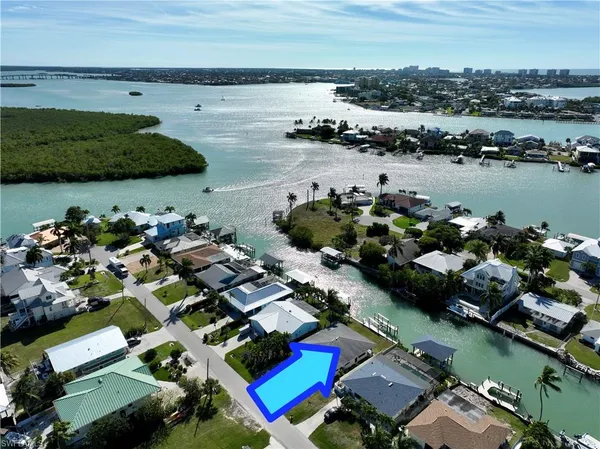 an aerial view of a houses with outdoor space and a lake view
