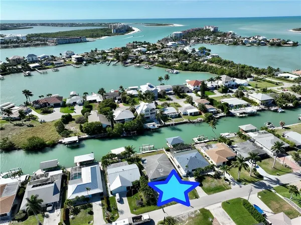 an aerial view of a houses with outdoor space and lake view