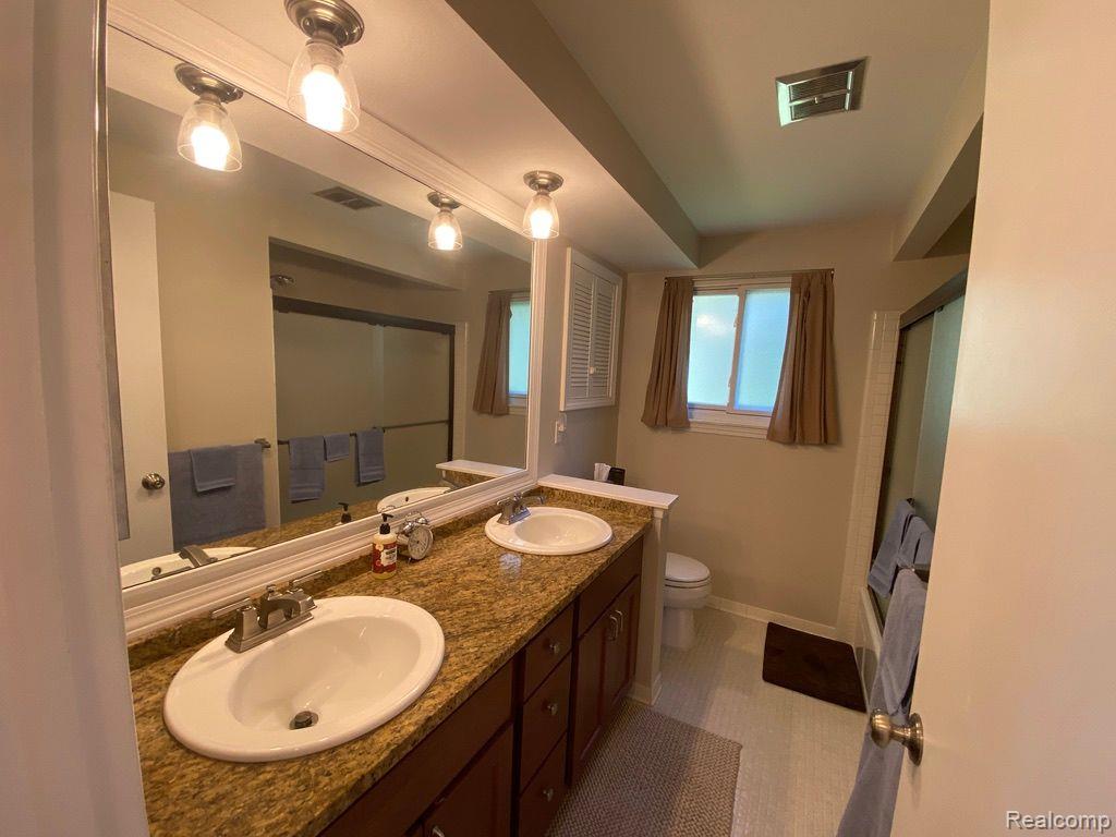 43682 Arlington Road Canton, MI 48187 - Photo 33 of 50 Granite countertop.