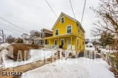 a view of a yard of the house