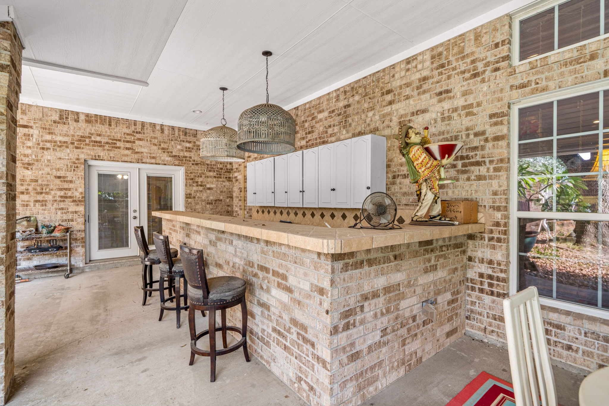 3519 Singleton Road Baytown, TX 77521 - Photo 37 of 46 a hallway with a stove a chandelier and entryway