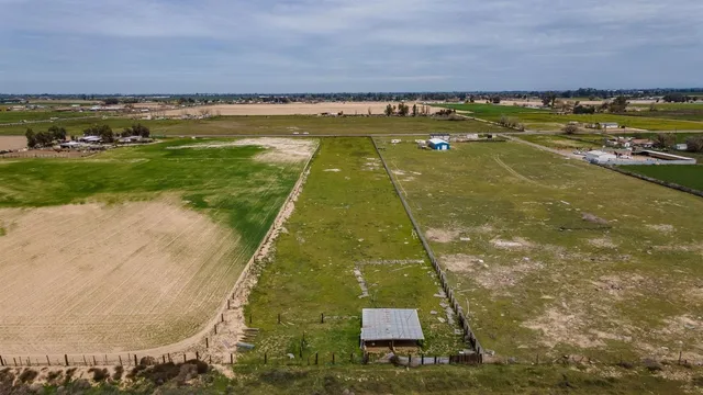 a view of an outdoor space