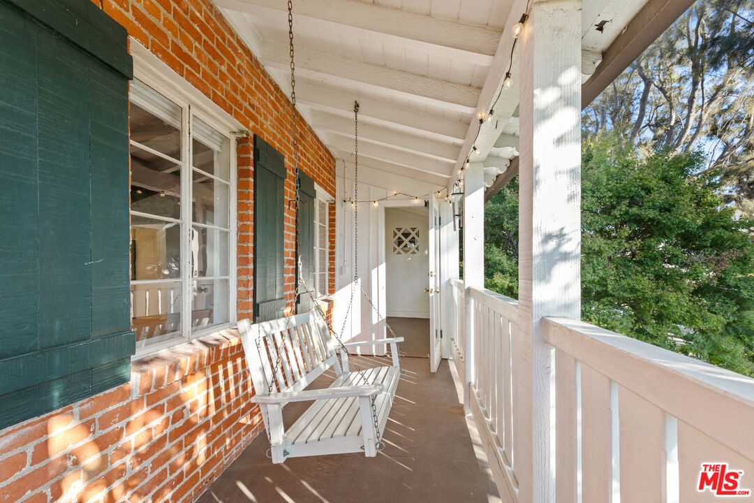 8467 West 4th Street Los Angeles, CA 90048 - Photo 10 of 12 a view of balcony with two chairs and a patio