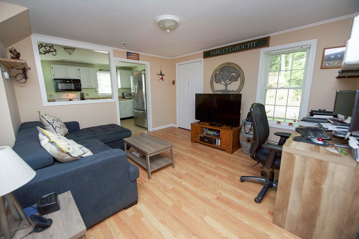 82 Hampstead Road Sandown, NH 03873 - Photo 11 of 33