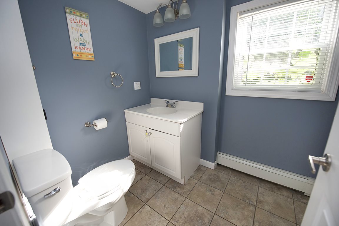 82 Hampstead Road Sandown, NH 03873 - Photo 14 of 33
