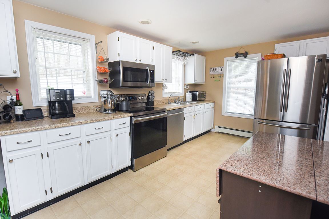 82 Hampstead Road Sandown, NH 03873 - Photo 4 of 33