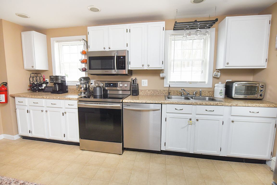 82 Hampstead Road Sandown, NH 03873 - Photo 5 of 33