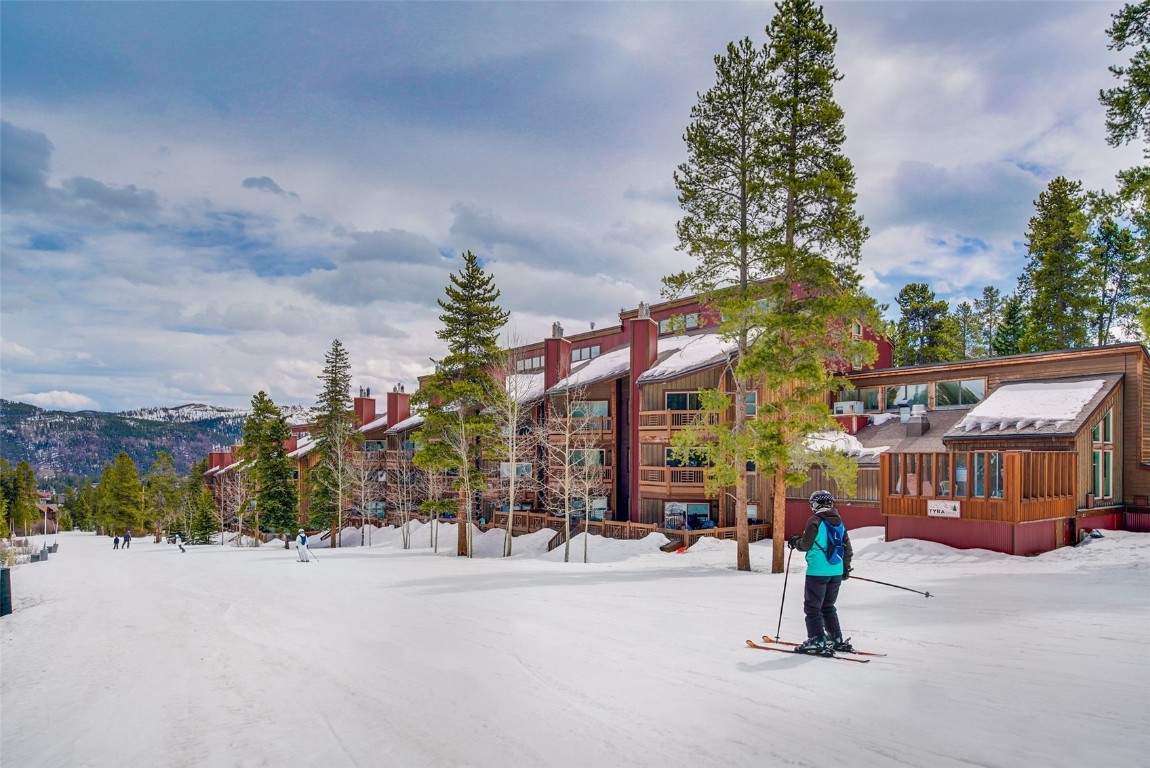 a group of cars parked in front of a building