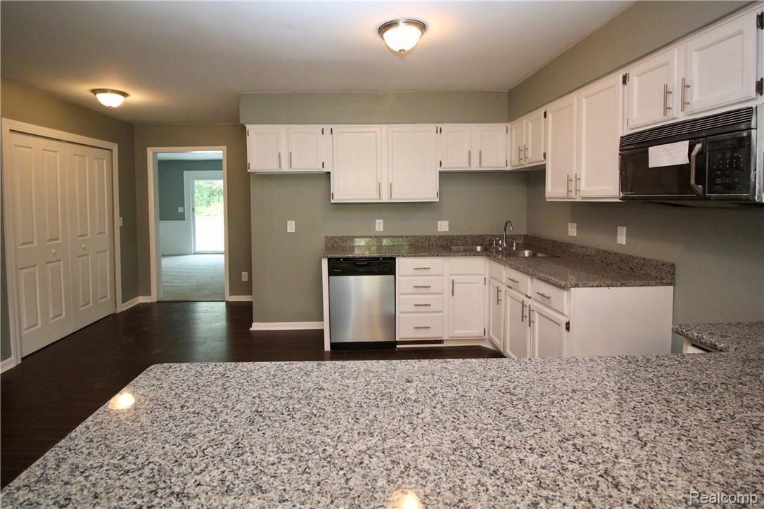 2275 Highfield Road Waterford, MI 48329 - Photo 8 of 29 IMG_6125.jpg