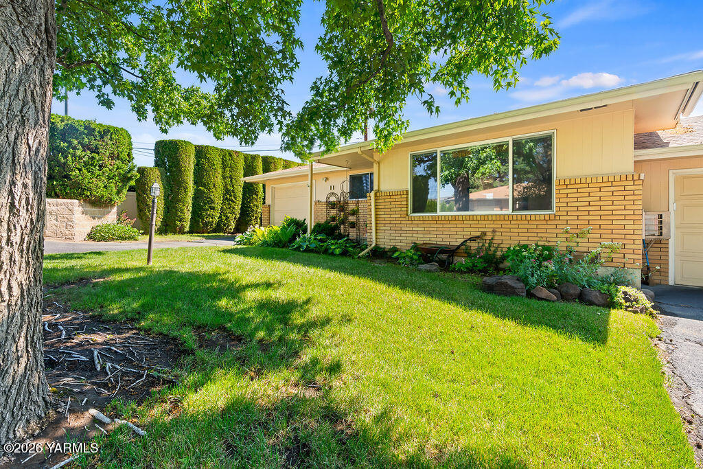 7610 Summitview Avenue, Unit 11 Yakima, WA 98908 - Photo 2 of 20 a view of a house with backyard and a tree