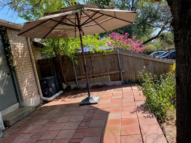 a view of a house with backyard and sitting area