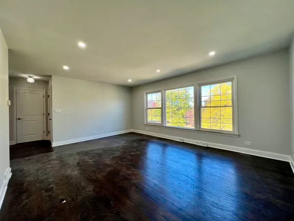 $3,000 | 3335 West Pratt Avenue, Unit 2, Lincolnwood, IL 60712