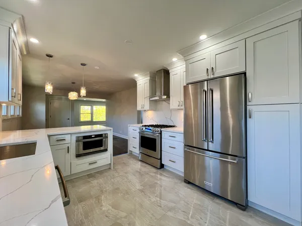 $3,000 | 3335 West Pratt Avenue, Unit 2, Lincolnwood, IL 60712