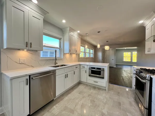 $3,000 | 3335 West Pratt Avenue, Unit 2, Lincolnwood, IL 60712