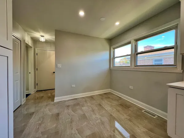 $3,000 | 3335 West Pratt Avenue, Unit 2, Lincolnwood, IL 60712