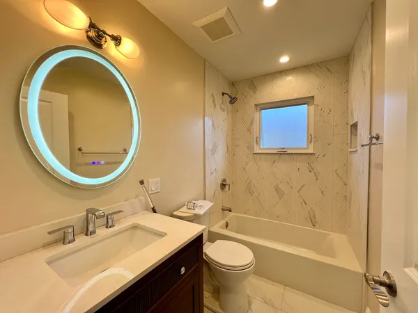 $3,000 | 3335 West Pratt Avenue, Unit 2, Lincolnwood, IL 60712