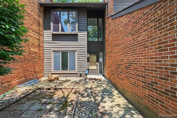 $189,900 | 2056 Walden Court, Flint, MI 48532