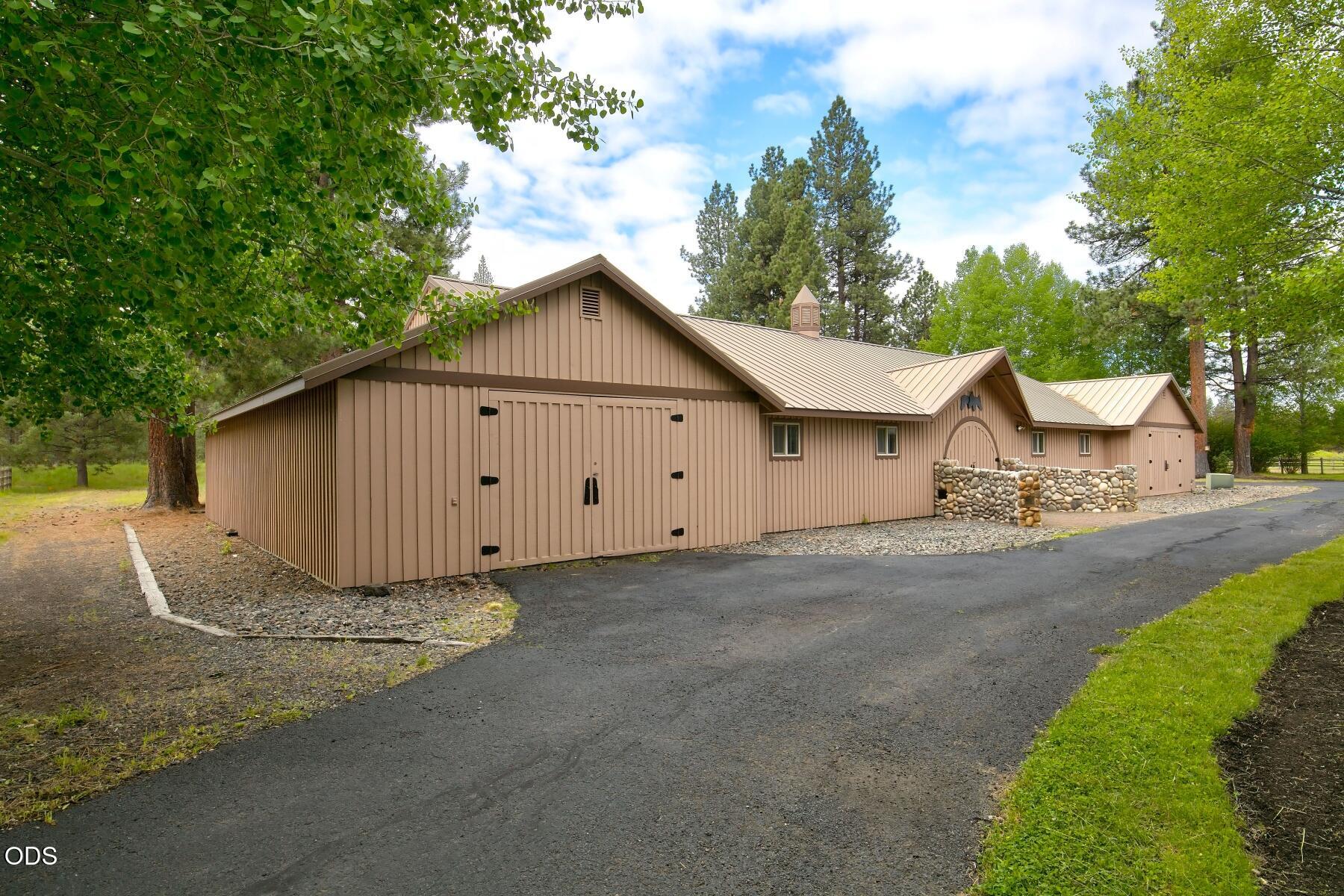 55383 Huntington Road Bend, OR 97707 - Photo 32 of 47